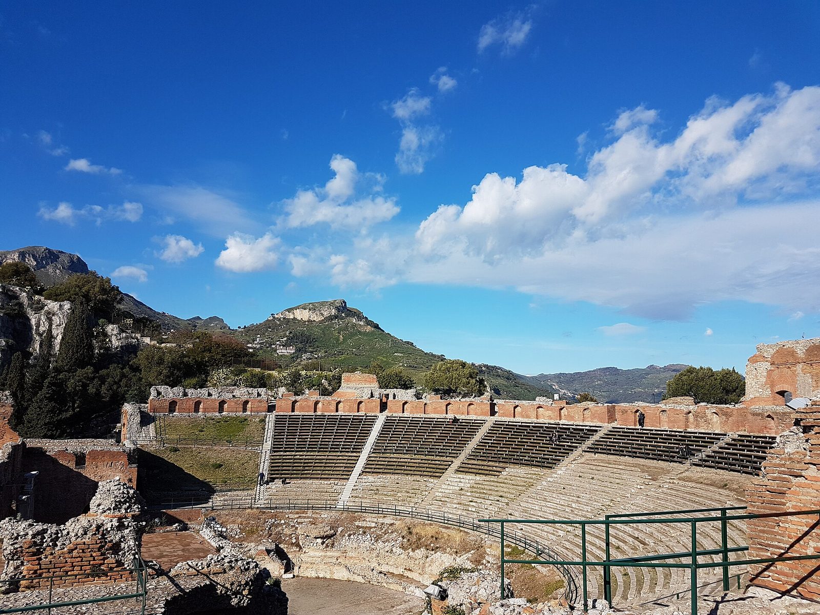 Il Teatro Antico di Taormina affacciato sul paesaggio siciliano