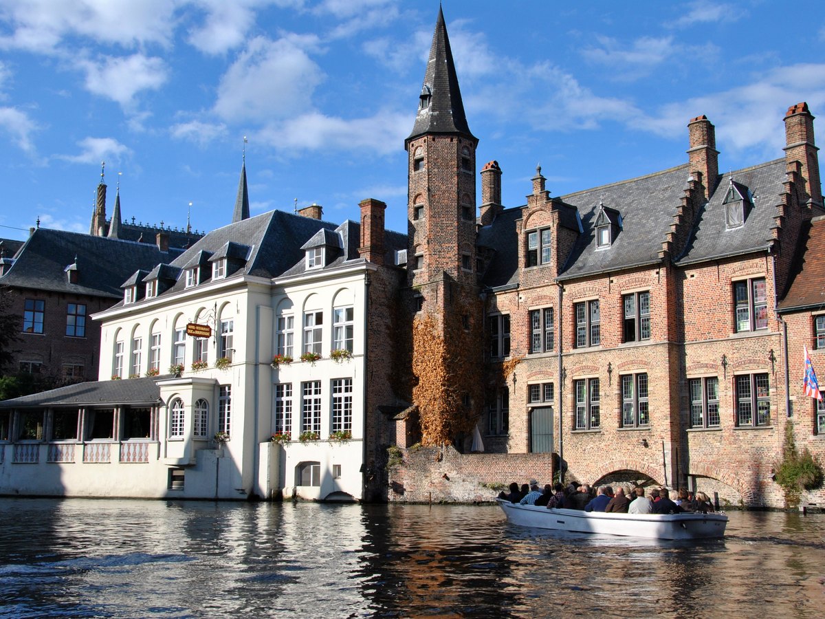 Canali e case di Bruges: una città da vivere a piedi, con il proprio ritmo